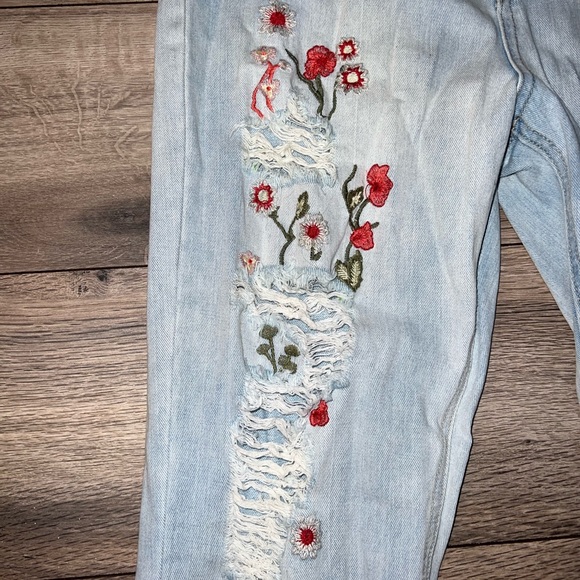 Forever 21 Floral Embroidered Mom Jeans- Size 30 Light Wash - Picture 5 of 6
